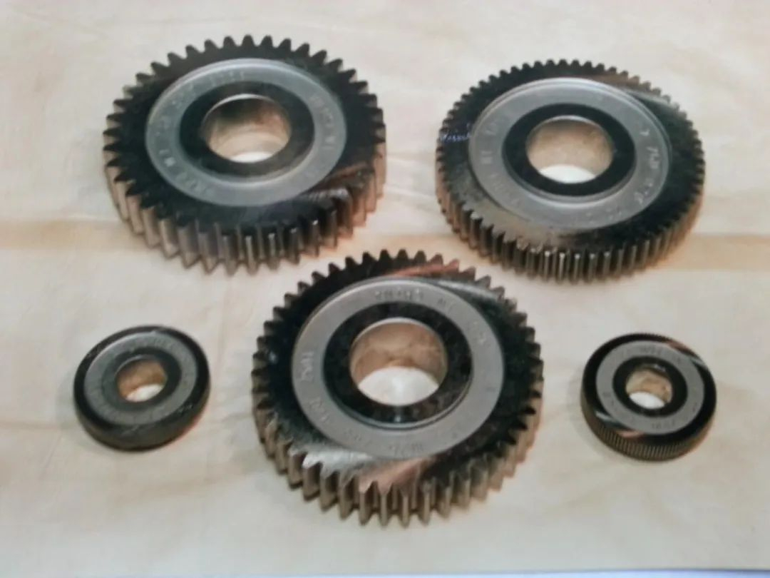 在简易版的“豪华”实验室里，制成了我国首套超精密齿轮